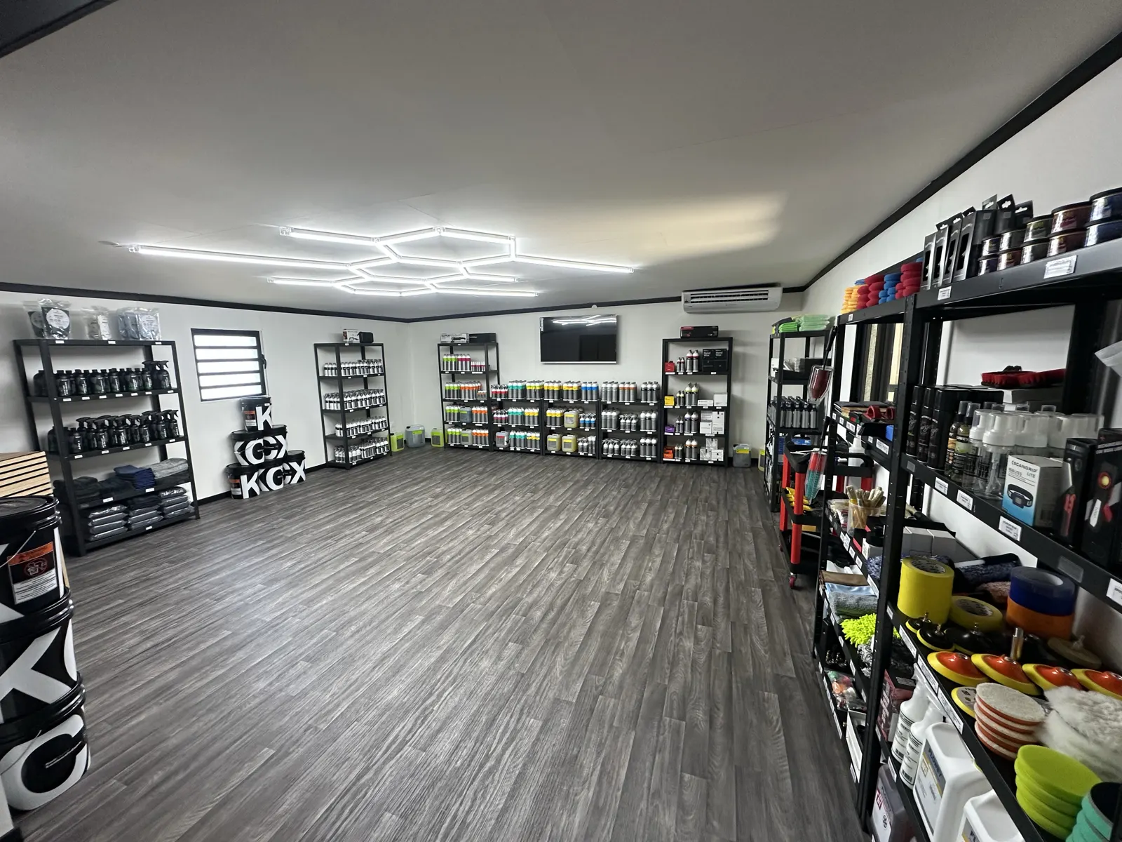 Boutique Detailing Factory avec rayonnages de produits Koch-Chemie