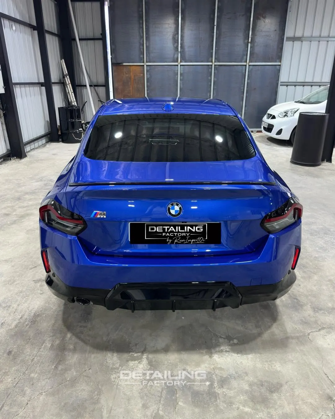 BMW M2 bleue vue arrière après detailing