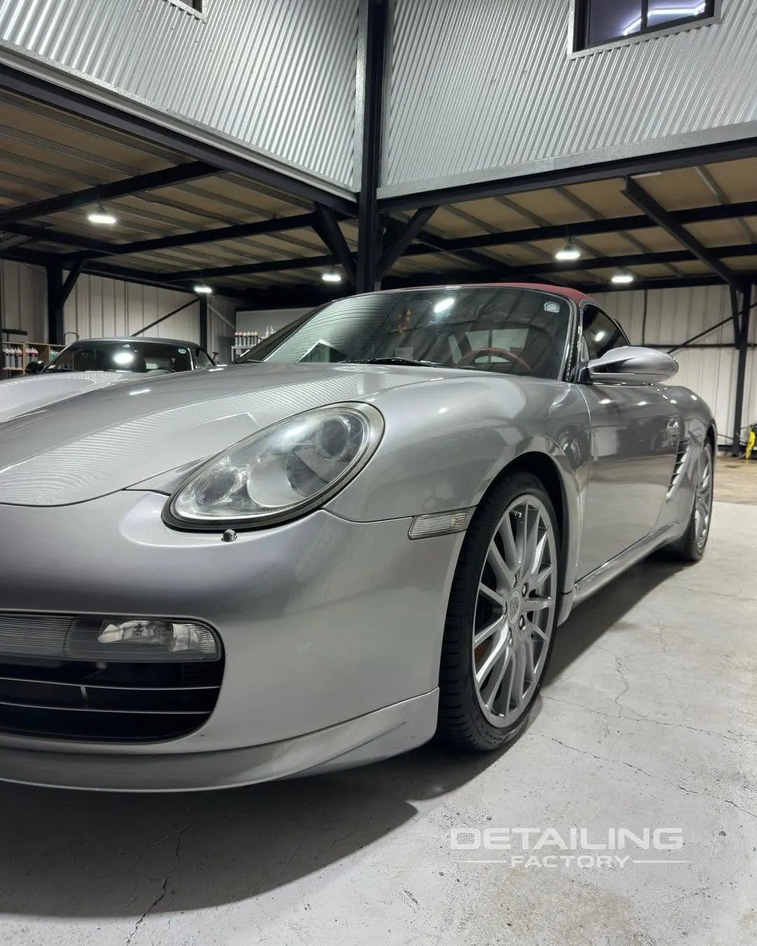 Porsche Cayman grise après correction de vernis chez Detailing Factory